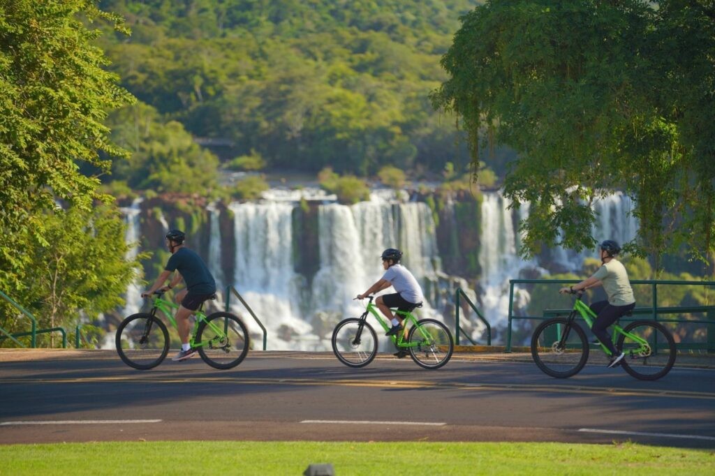 Nova ciclovia permite pedalar em meio à Mata Atlântica e com vista para as Cataratas do Iguaçu
