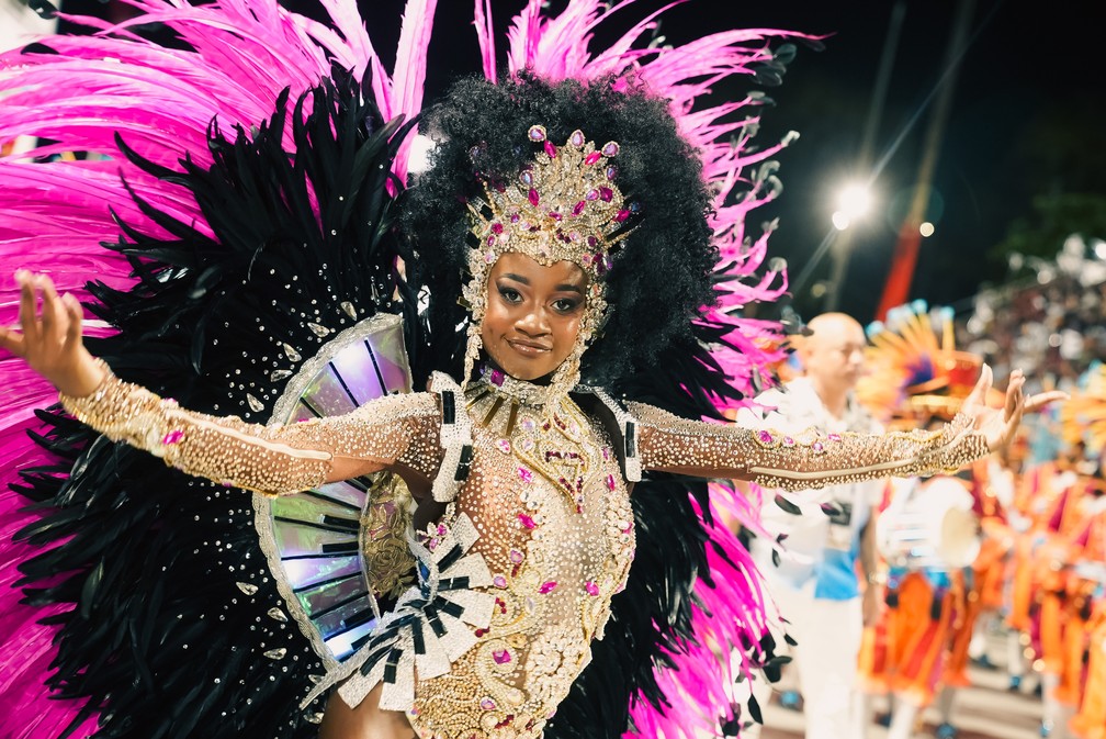 Lorena Raissa, rainha de bateria da Beija-Flor, durante a 2ª noite de desfiles do Grupo Especial do Rio de Janeiro — Foto: Stephanie Rodrigues/g1