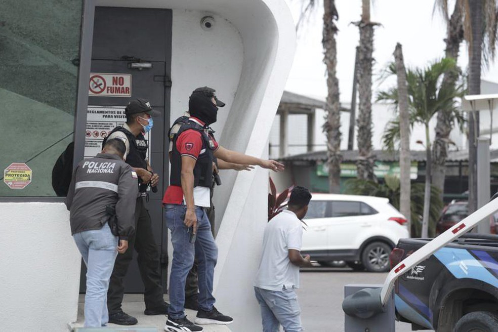Presidente do Equador declarou estado de "conflito armado interno" após série de ataques do crime organizado. Homens armados invadiram um canal de TV ao vivo em Guayaquil — Foto: Cesar Munoz/AP