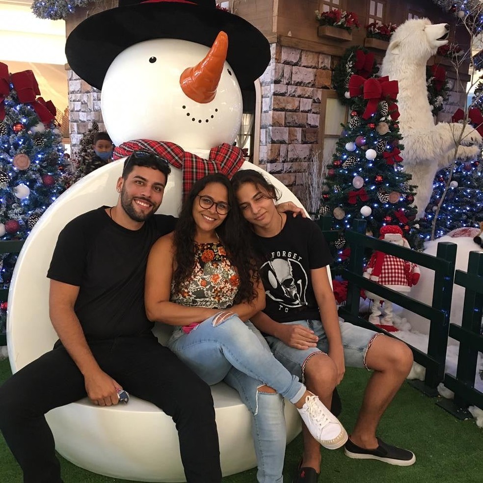 Maurício Dantas com a mãe, Vitória Dantas (que passou por cirurgia de catarata) e o irmão dele — Foto: Arquivo pessoal/cedida