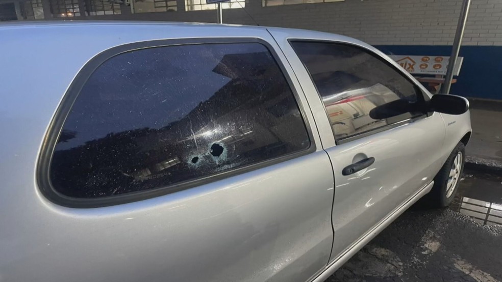 Carro de Ewerton com os buracos dos disparos no vidro. — Foto: Reprodução/TV Globo