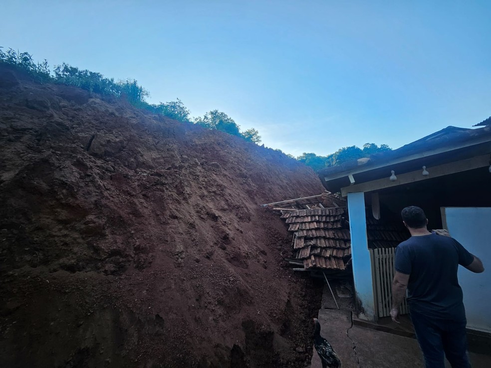 Casa danificada em Conceição do Pará após deslizamento de rejeitos — Foto: Ministério Público de Minas Gerais (MPMG)/Divulgação