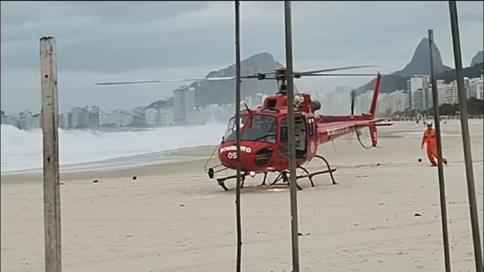 Idoso arrastado por onda no Leme foi levado de helicóptero para hospital, mas não resistiu aos ferimentos e morreu — Foto: Reprodução