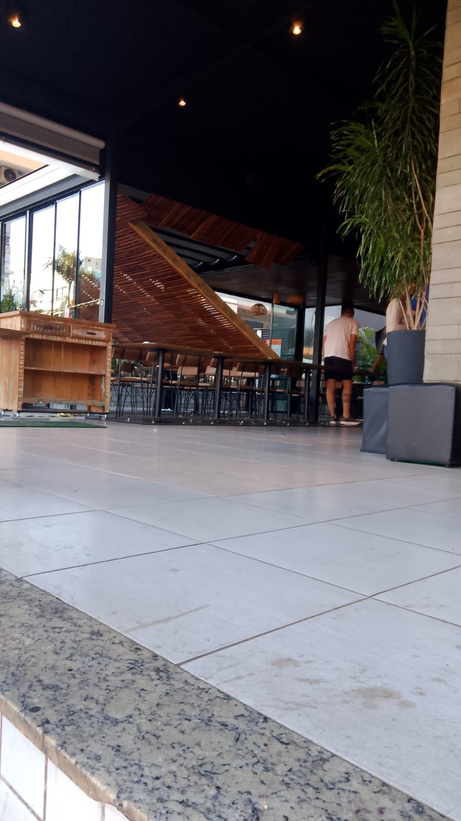 Forro de madeira desaba em restaurante japonês de Brasília; cliente fica ferida