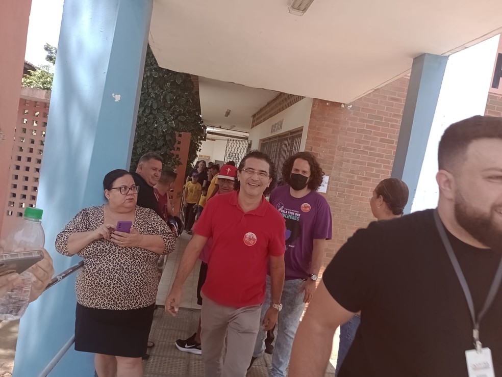 O candidato à Prefeitura de Campina Grande Nelson Junior votou pouco depois das 10h, na Escola Estadual de Ensino Fundamental Dom Helder, no bairro Santa Rosa. — Foto: Nelson Junior/Divulgação