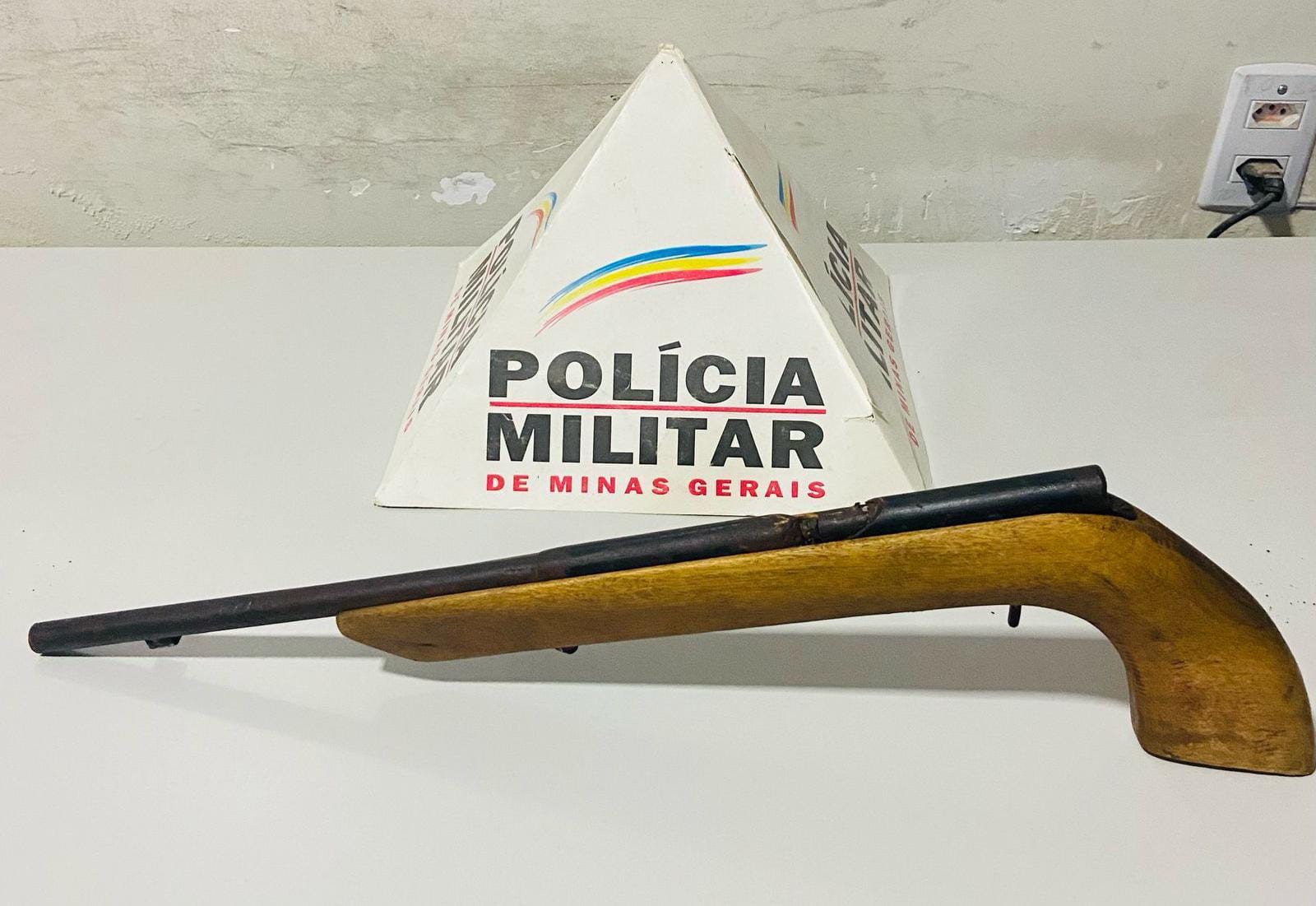 Jovem é preso com arma de fogo após ameaçar pessoas em Montalvânia