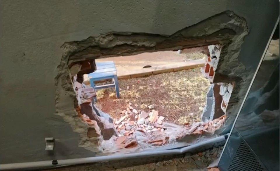 Suspeitos abrem buraco em parede e tentam levar cofre de supermercado em Londrina