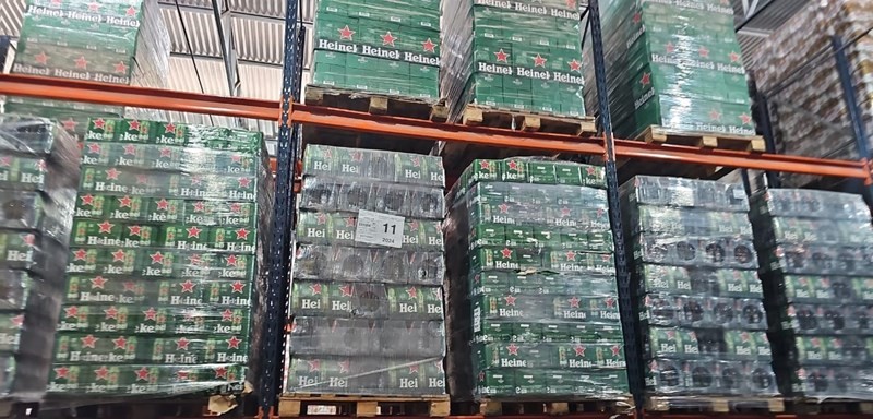 66 mil latões de cerveja sem nota fiscal são apreendidos em distribuidora em Vila Velha, no ES