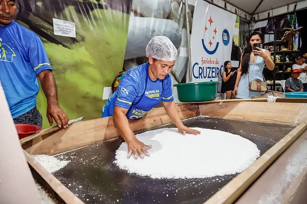 A agricultora Alcione Silva do Nascimento, fez a maior tapioca do festival da farinha de 2025 — Foto: Asscom/Prefeitura de Cruzeiro do Sul