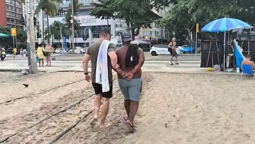 Homem é preso em flagrante na Praia de Copacabana pelo ‘golpe da maquininha’