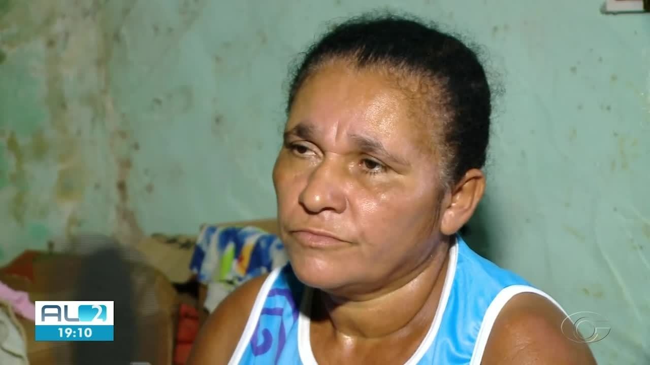 Comunidade ameaçada por barreira começa a ser evacuada em Coqueiro Seco, AL 