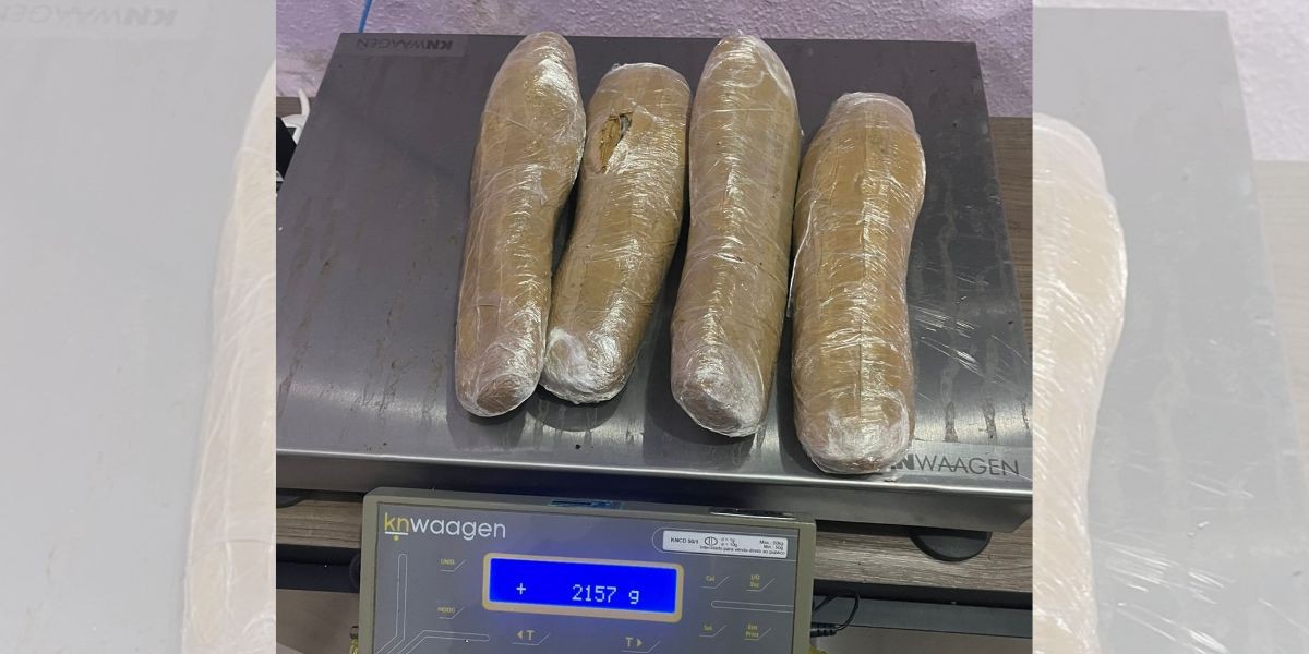 Casal de bolivianos acompanhado de criança é preso por tráfico em posto de combustíveis no interior de SP