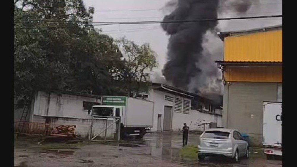 Incêndio atinge fábrica de borrachas no Cabo de Santo Agostinho; VÍDEO