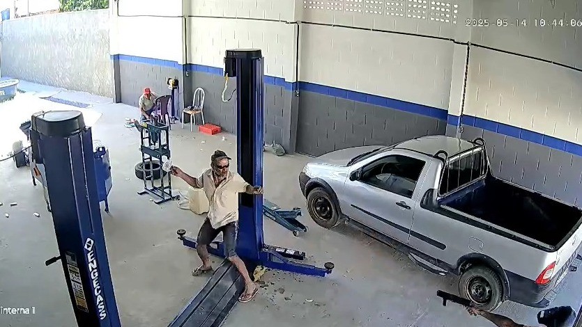 VÍDEO: homem é morto com tiro de espingarda após tentar furtar bateria de carro em oficina na Bahia