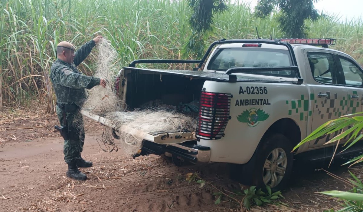 Suspeitos fogem a nado após flagrante de pesca predatória em cachoeira no interior de SP