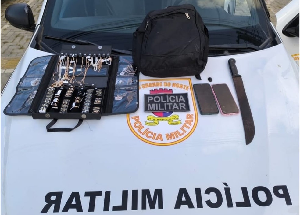 Material apreendido com suspeito de invadir casa e estuprar vítima em Parnamirim, na Grande Natal — Foto: PM/Divulgação