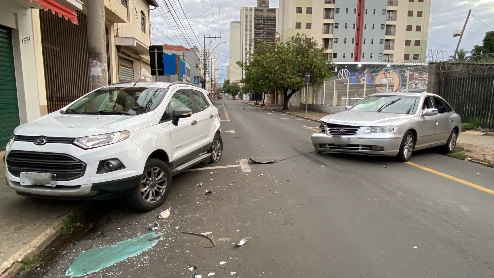 Motorista atinge carros estacionados em rua do Centro de Piracicaba e foge 
