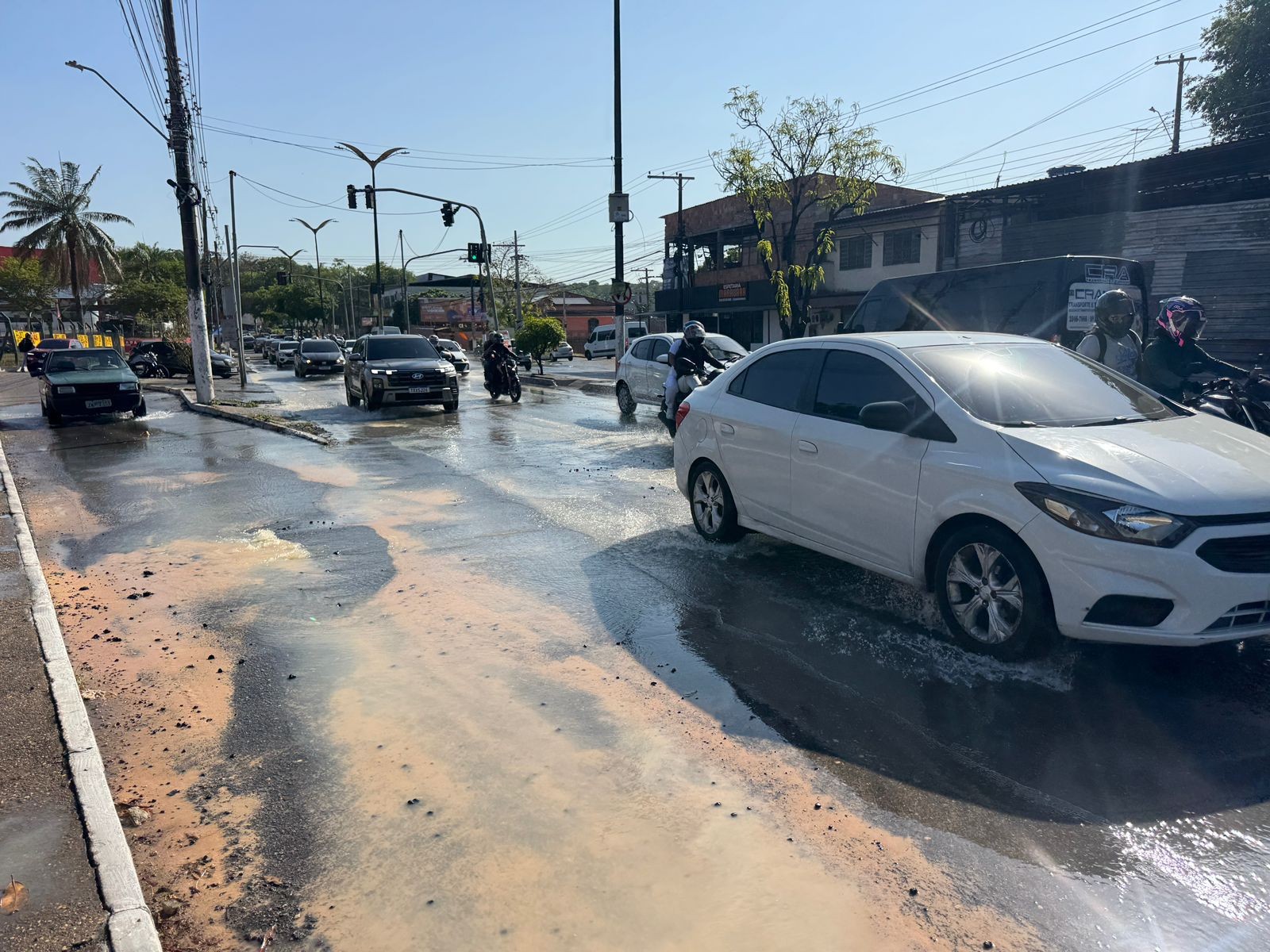 Vazamento de água causa interdição de faixa da Avenida Rodrigo Otávio, em Manaus