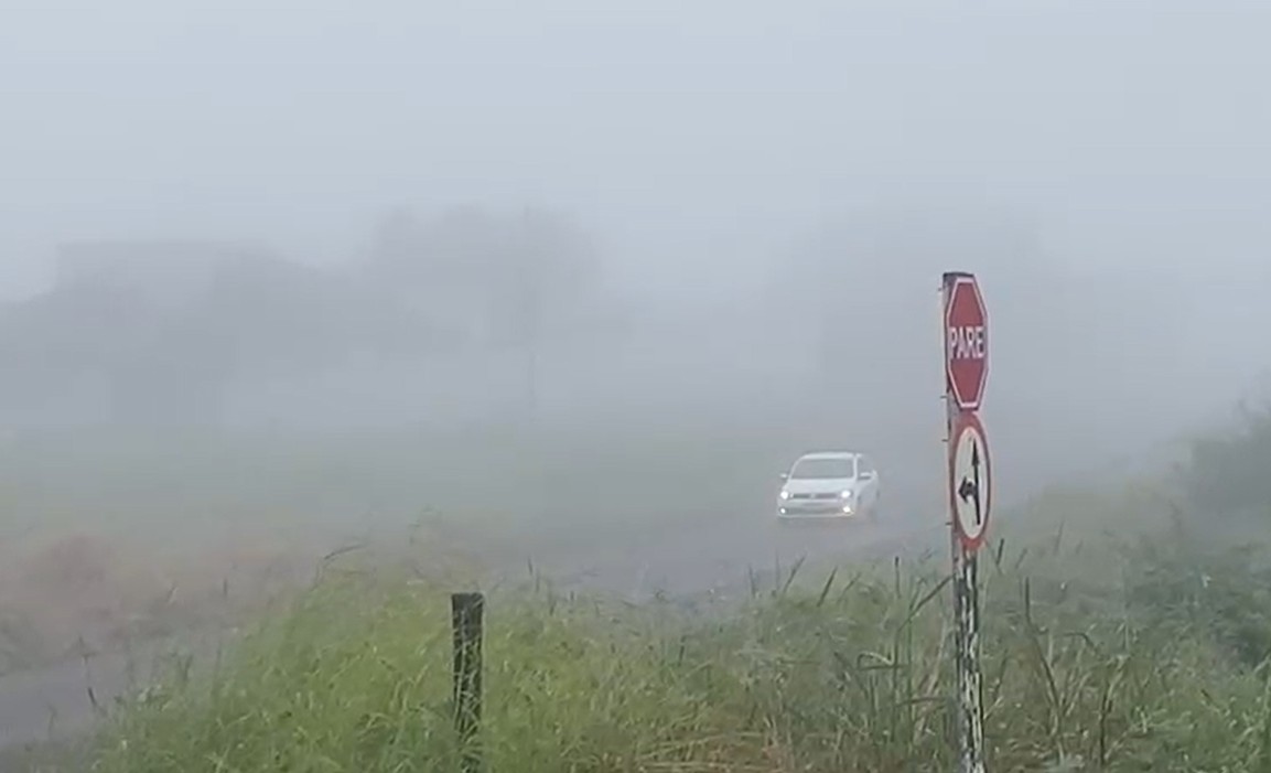 VÍDEO: névoa intensa cobre estradas após chegada de frente fria em Tangará da Serra (MT)