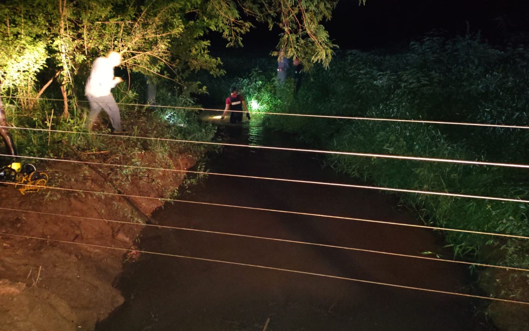 Criança cai em córrego e morre afogada após família parar para desatolar carro em estrada rural em SP