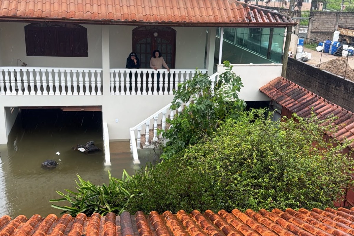 Moradores ficam 'ilhados' após rompimento de tubulação em Juiz de Fora