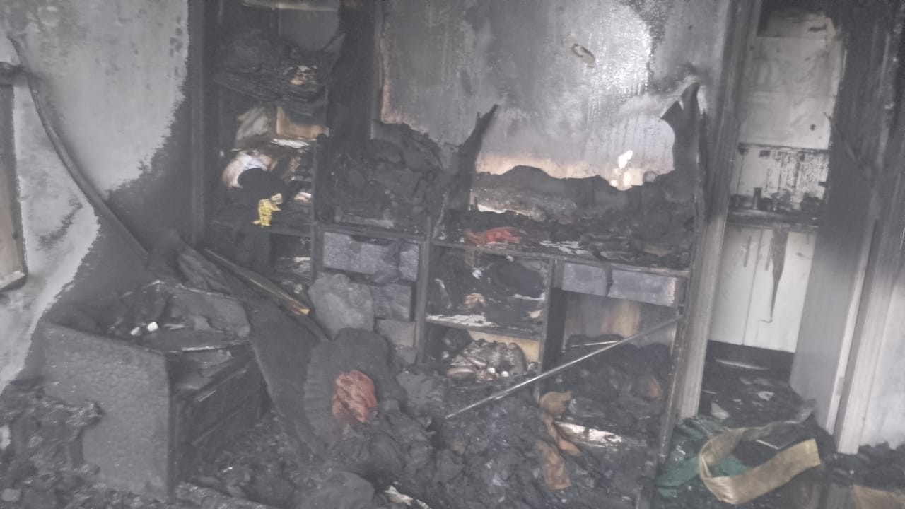 Apartamento pega fogo em Curitiba; pedestre viu fumaça saindo da janela e acionou bombeiros