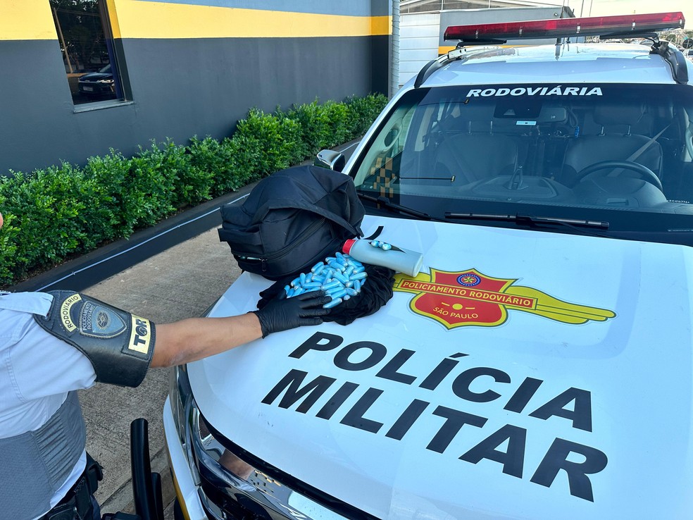 Suspeito vai parar no hospital após engolir cápsulas de cocaína para escapar de fiscalização em Bauru — Foto: Polícia Rodoviária/Divulgação
