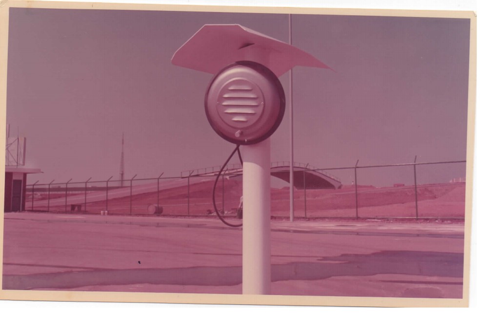 Postes com alto-falantes ficavam em toda a extensão do cinema para as pessoas ouvirem. — Foto: Divulgação/Cine Drive-In