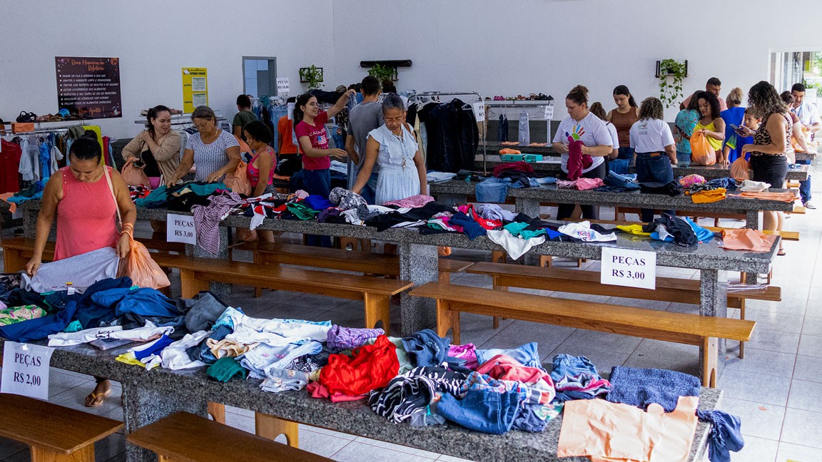 Voluntários do Dia C promovem bazar beneficente e entregam cestas básicas