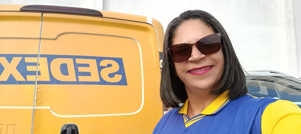 Alexandra Gomes Soares trabalha como carteira há 23 anos e conheceu o esposo na empresa — Foto: Arquivo pessoal