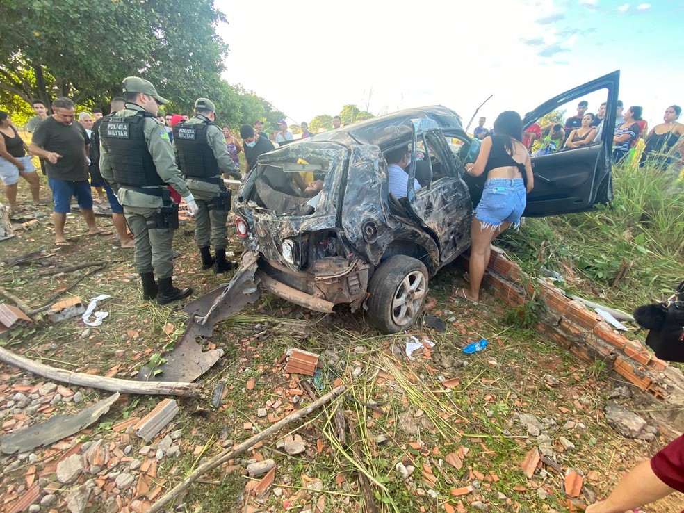 Motorista perde controle e bate carro contra muro na PI-301, em Cocal — Foto: Divulgação/PMPI