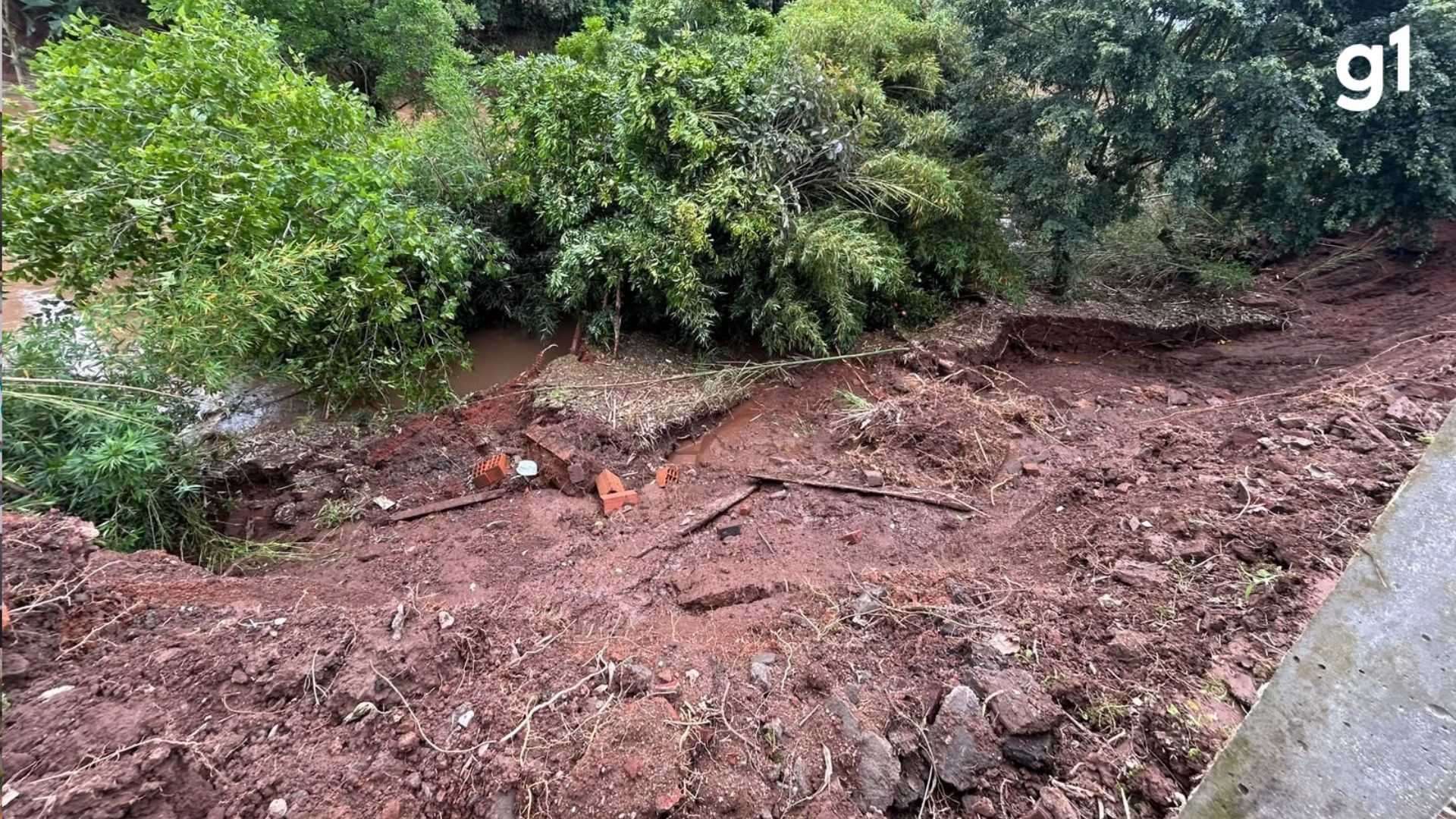 Famílias deixam suas casas após deslizamento de terra no Interior do RS