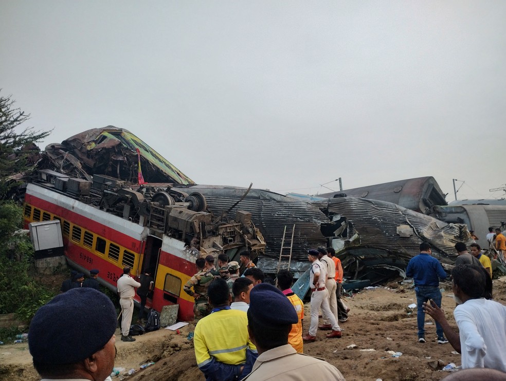 Mais de 250 pessoas morreram em um acidente de trem na Índia — Foto: Nantu Samui/via REUTERS