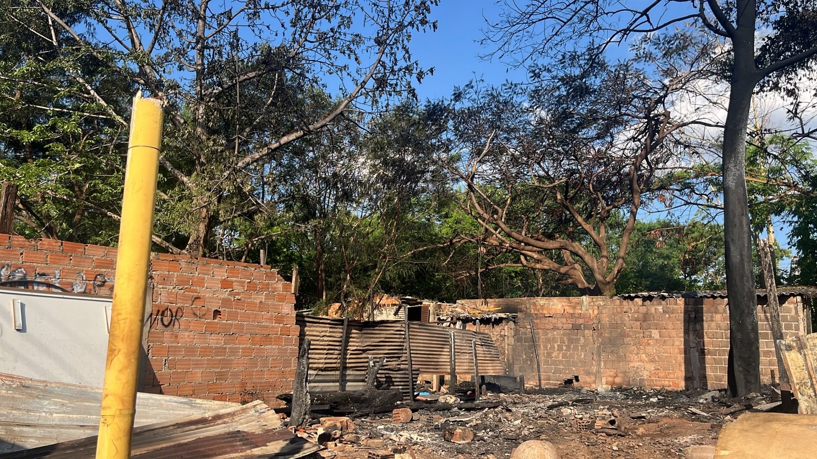 Incêndio atinge barracos e área com entulho na Favela do Brejo, em Ribeirão Preto, SP