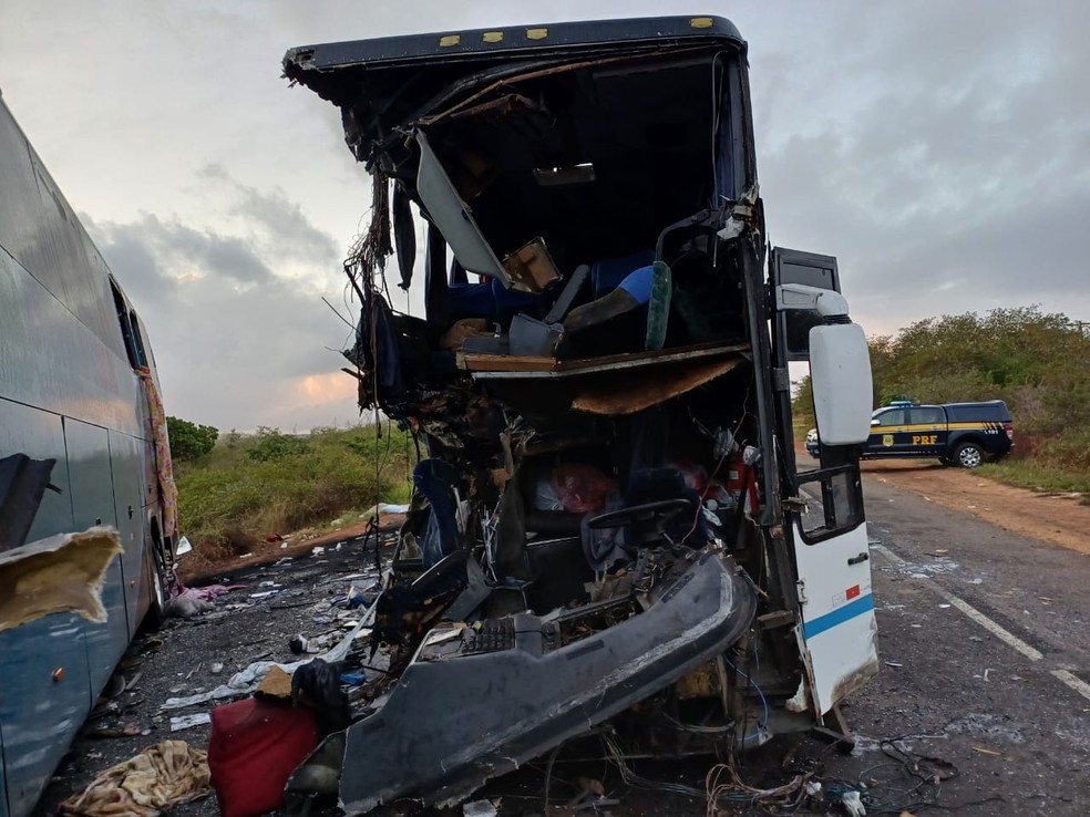 Parte frontal do ônibus após a colisão — Foto: Redes sociais