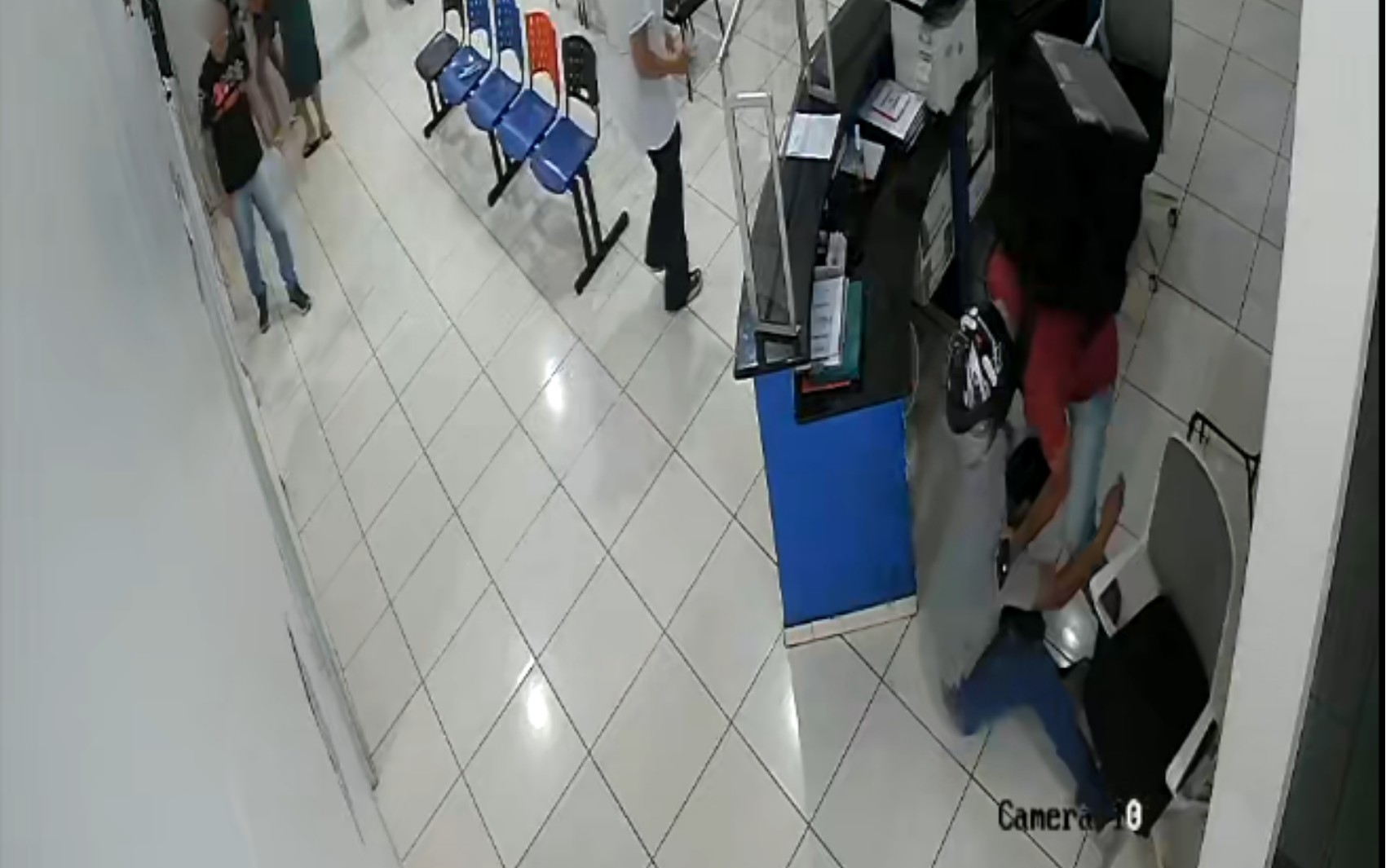 Entregador agride recepcionista dentro de UPA em Taquaritinga; VÍDEO