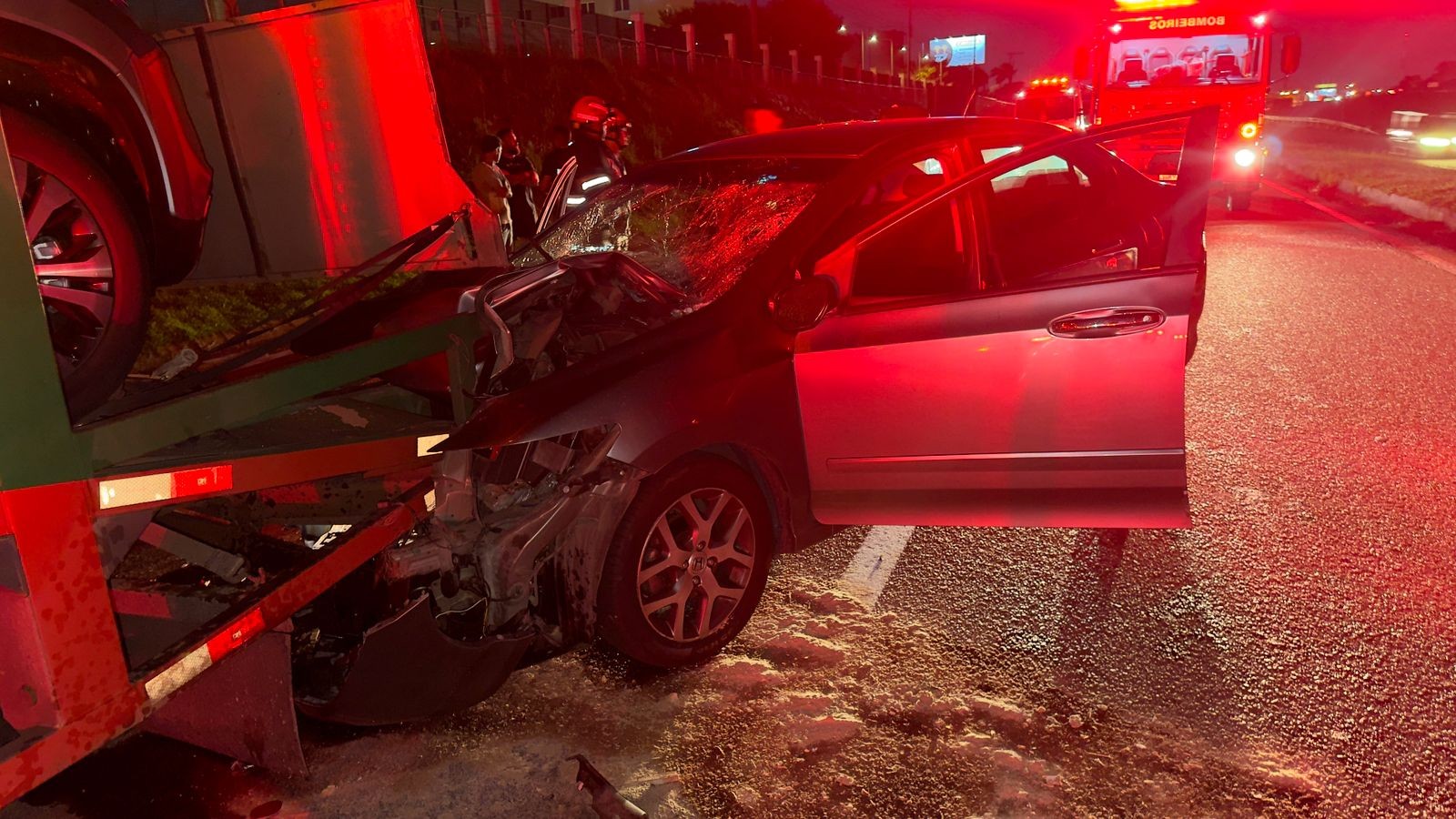 Acidente com caminhão-cegonha deixa carro destruído e vítima presa às ferragens em Campinas