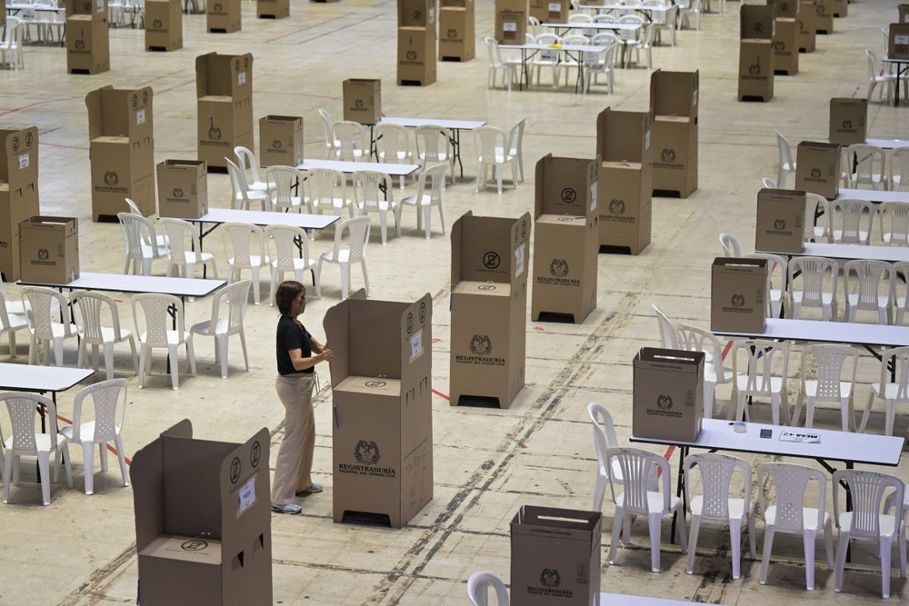 Colômbia realiza primeiro turno de eleição presidencial com disputa entre candidatos de esquerda e direita