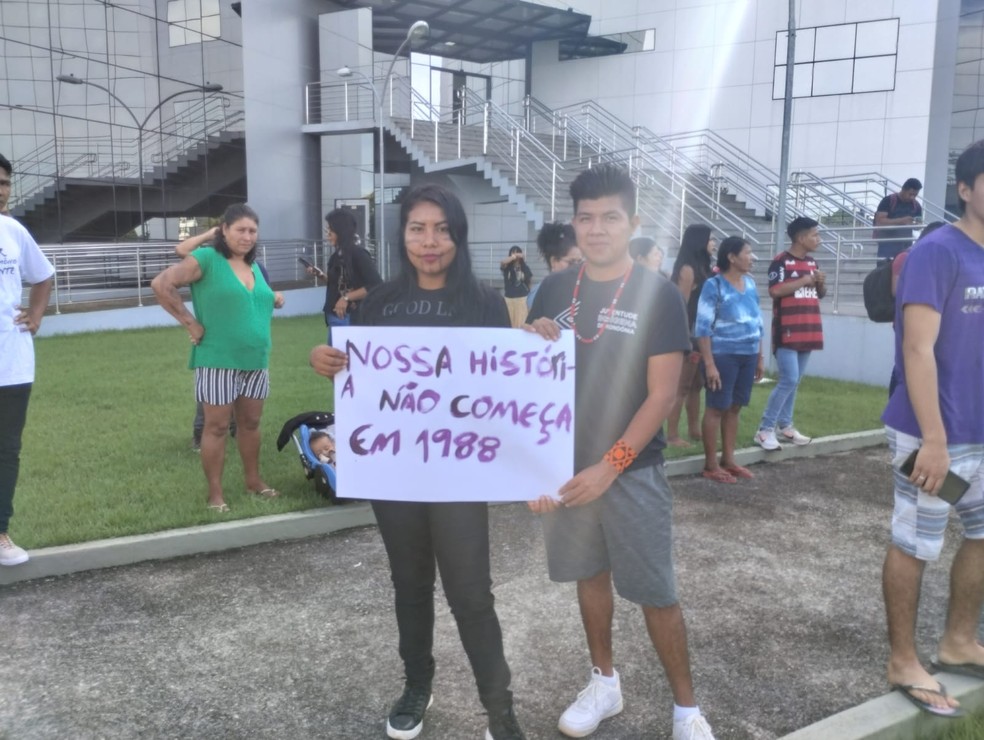 Indígenas seguram cartazes "nossa história não começa em 1988" — Foto: Jhennifer Núbia/Rede Amazônica