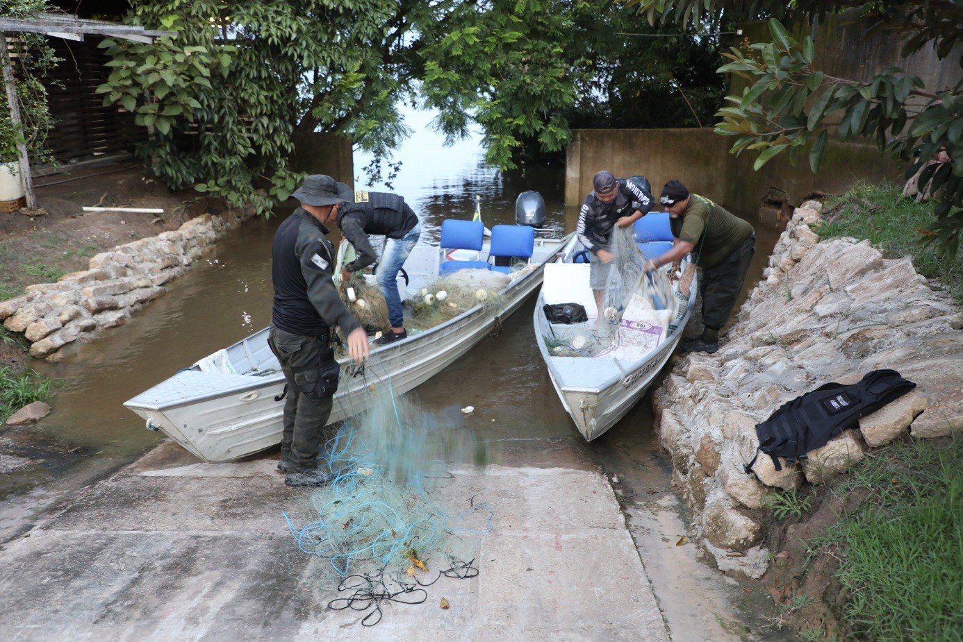 Fiscalização ambiental apreende e destrói 272 redes de pesca no Rio Branco, em Roraima