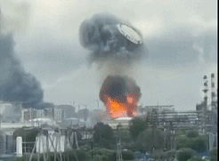 VÍDEO: Ataque de drone faz teto de refinaria 'voar pelos ares' em Moscou, na Rússia 