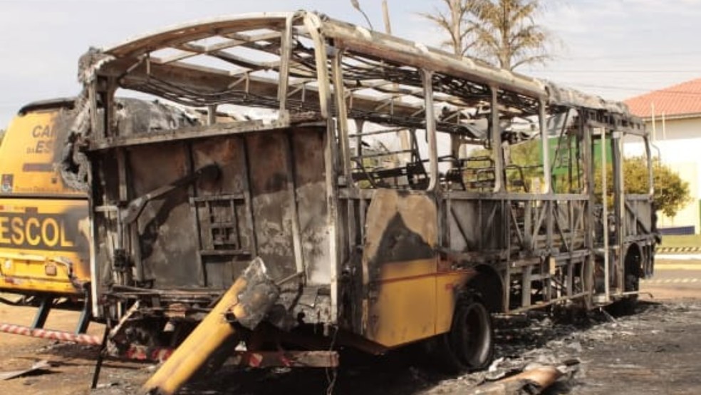 Dois ônibus foram destruídos por fogo. Prefeitura suspeita de vandalismo. Foto: Prefeitura de Juti