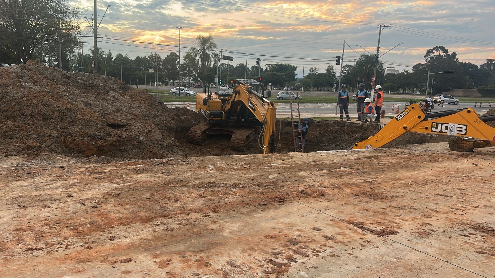 Adutora rompe e pode comprometer fornecimento de água em 36 bairros de Jacareí