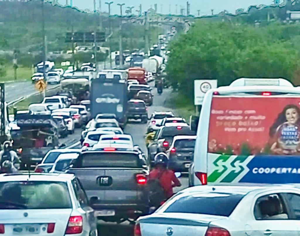 Colisão na BR-235 deixa dois feridos e trânsito travado na Grande Aracaju 