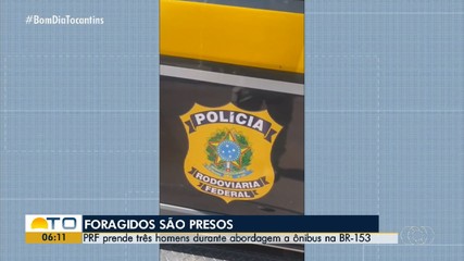 Foragidos são presos durante abordagem a ônibus