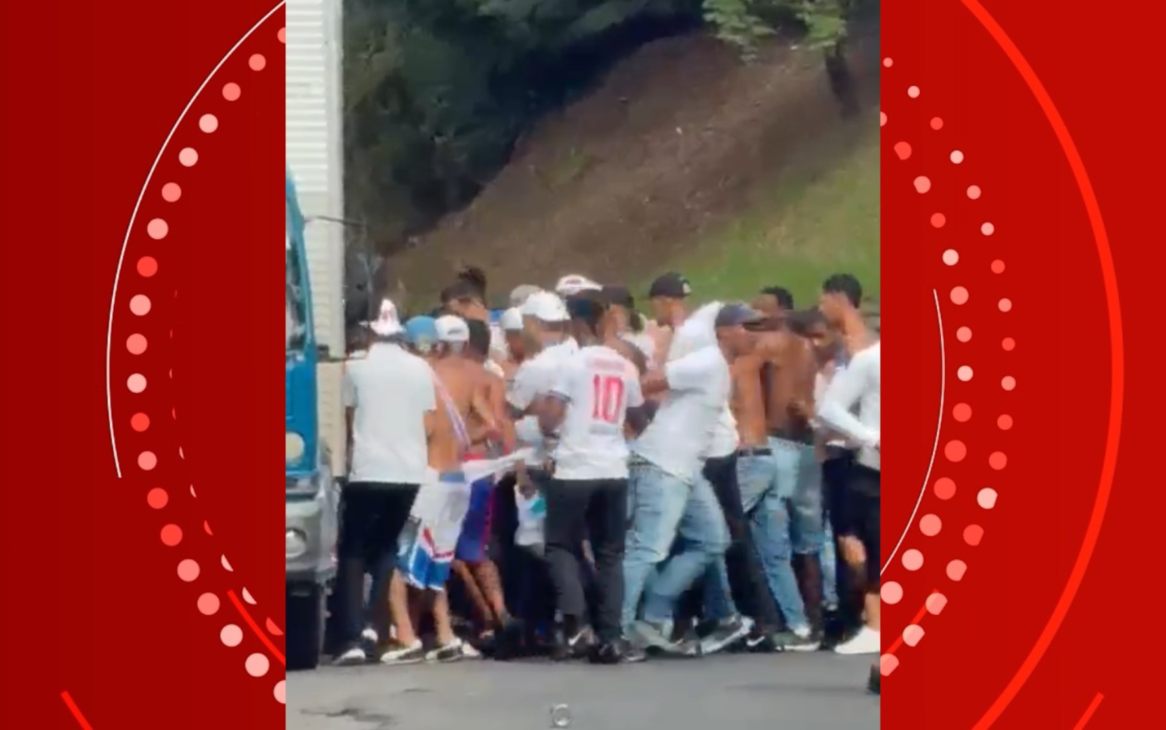 Homem é espancado por integrantes de torcida organizada momentos antes de jogo do Bahia em Salvador