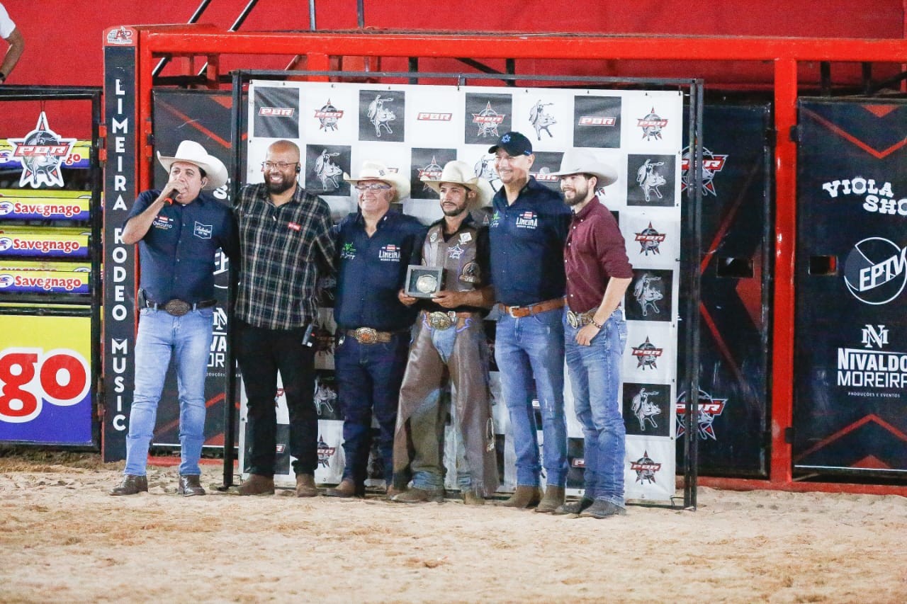 Segunda noite do Limeira Rodeo Music tem participações surpresa e reúne multidão até amanhecer 