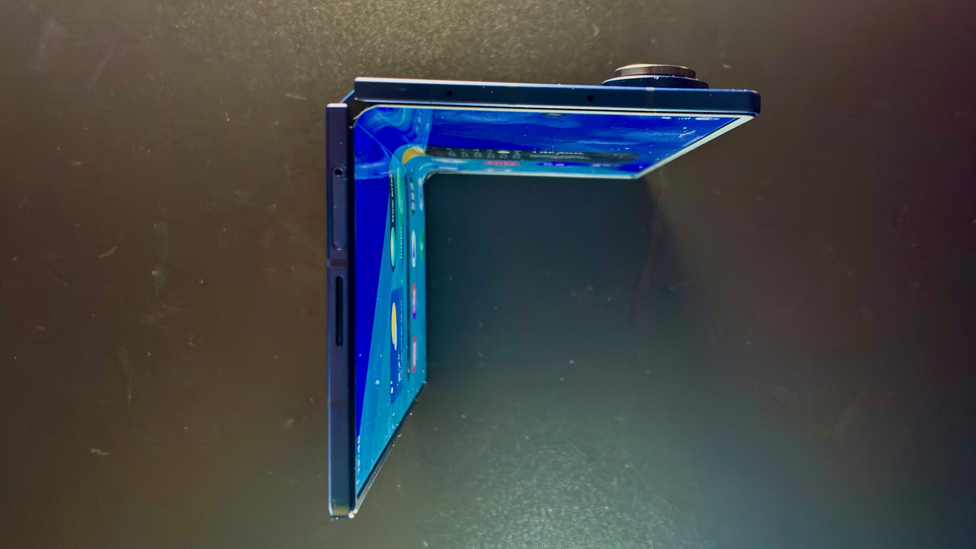 Samsung Galaxy Z Fold7 semiaberto visto de cima — Foto: Henrique Martin/g1