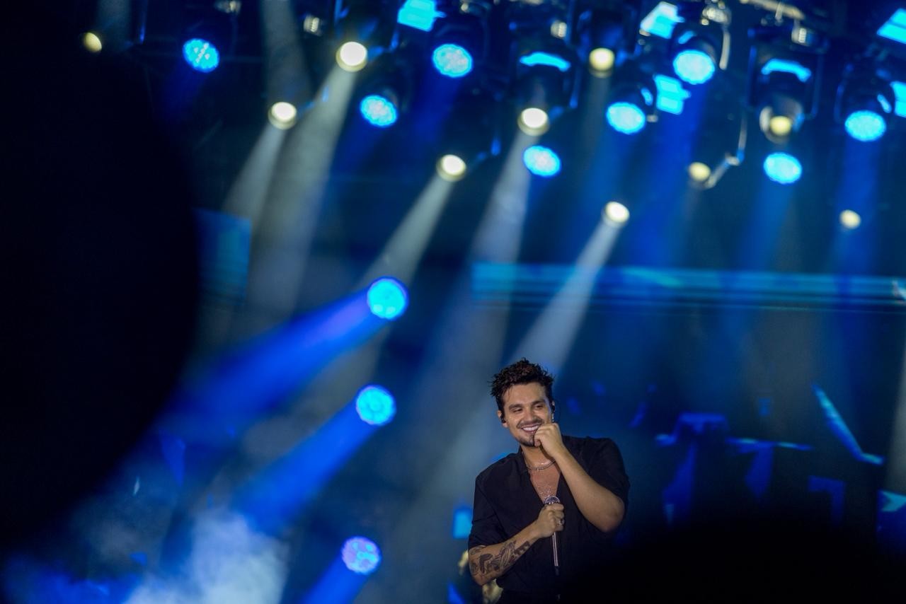 Em clima de nostalgia, Luan Santan encantou fãs com viagem no tempo guiada por hits de seus 18 anos de sucesso — Foto: Thomaz Marostegan/g1