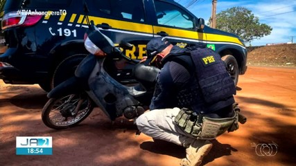 PRF flagra homem conduzindo motocicleta com placa adulterada
